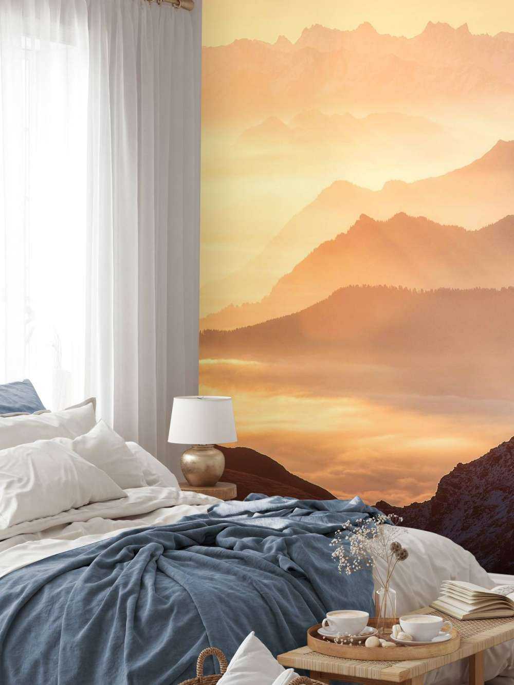 Silhouettes de montagnes en couches au lever du soleil