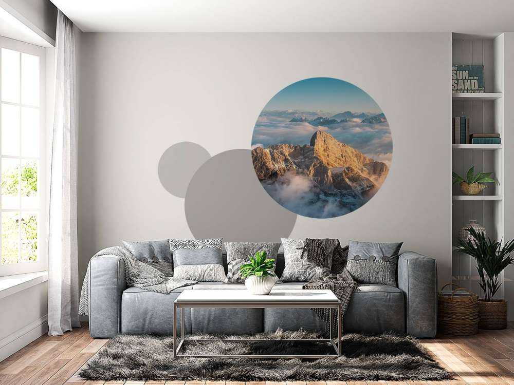 Sommet enneigé dans la lueur du matin