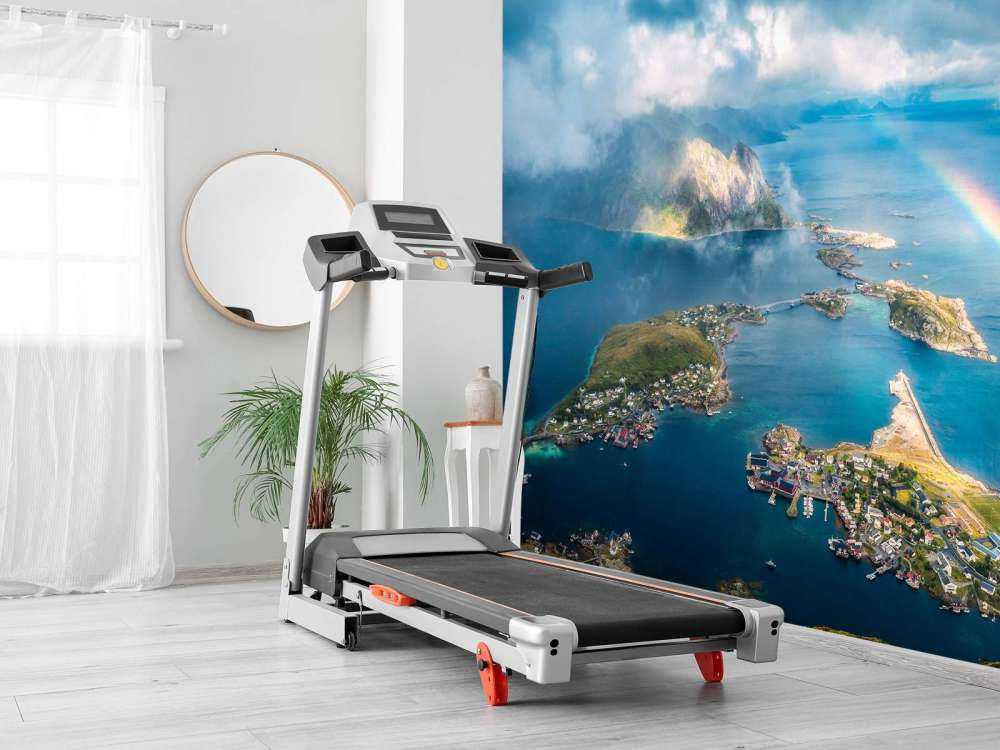 Lumière arc-en-ciel au-dessus de la côte des fjords