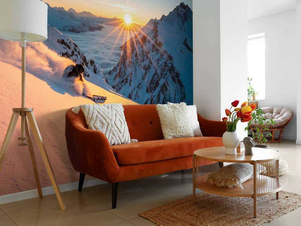 Randonnée en ski au lever du soleil dans les Alpes.