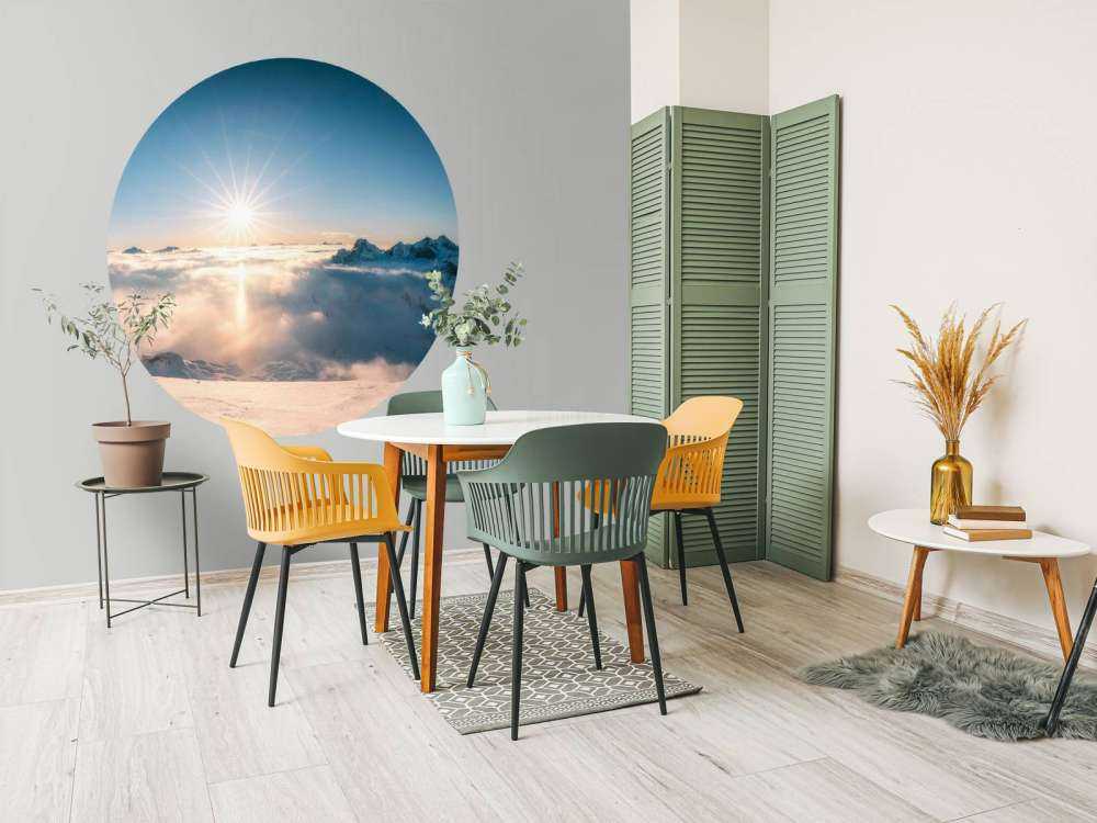 Zone au-dessus de la couche nuageuse dans le panorama alpin