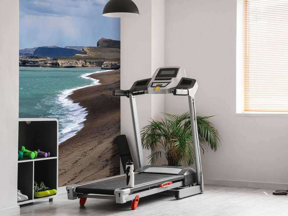 Côte escarpée avec mer turquoise.