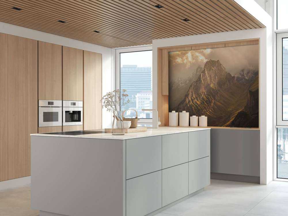 Lumière dorée sur une crête montagneuse capricieuse