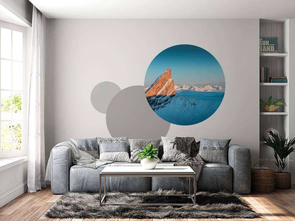 Lumière du matin sur une crête enneigée