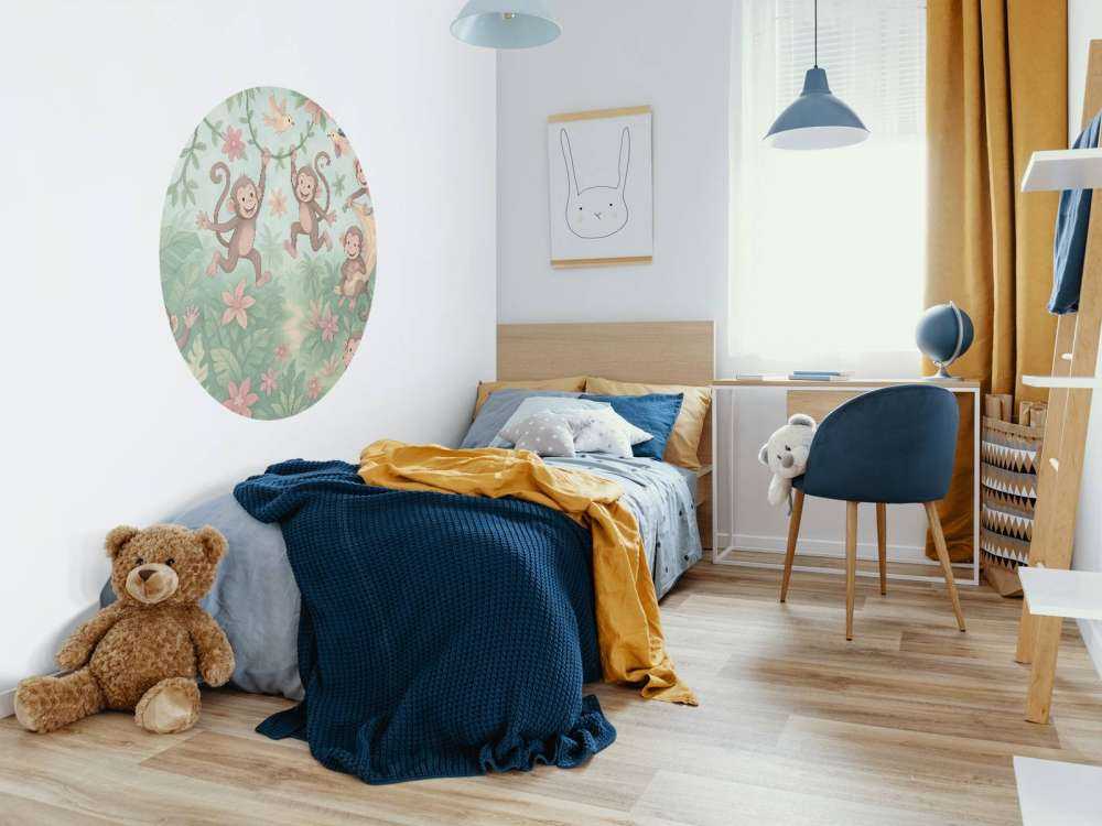 Singes joyeux dans la jungle des fleurs.