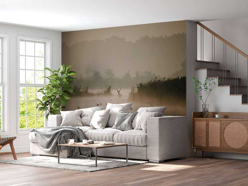 Hert dans un paysage aquatique brumeux