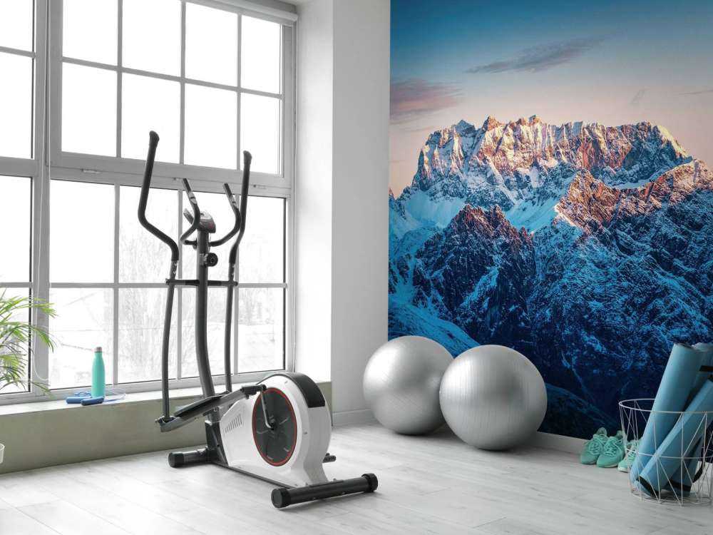 Lueur du soir sur les sommets enneigés