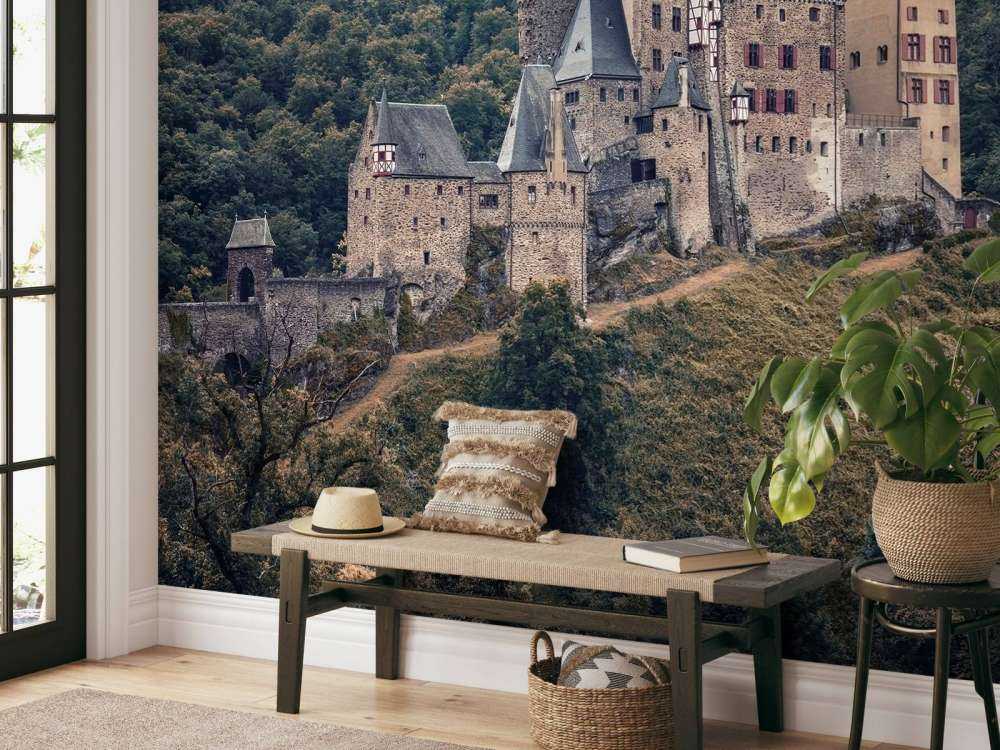 Château entre des collines verdoyantes