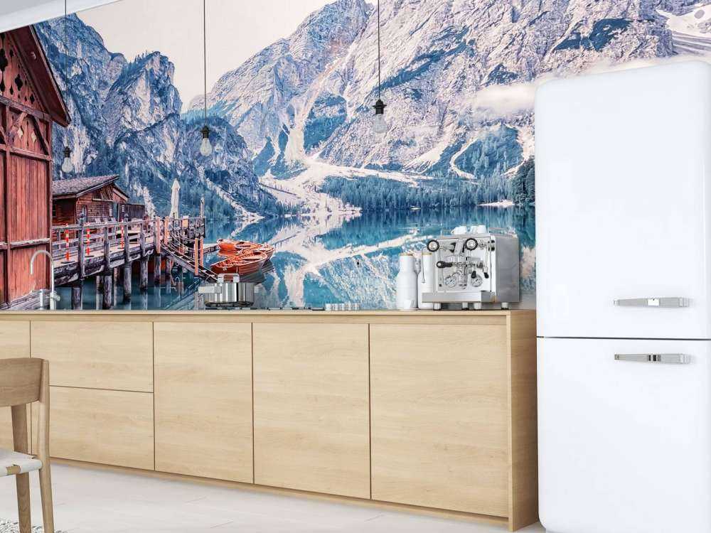 Lac de montagne près d'une jetée en bois