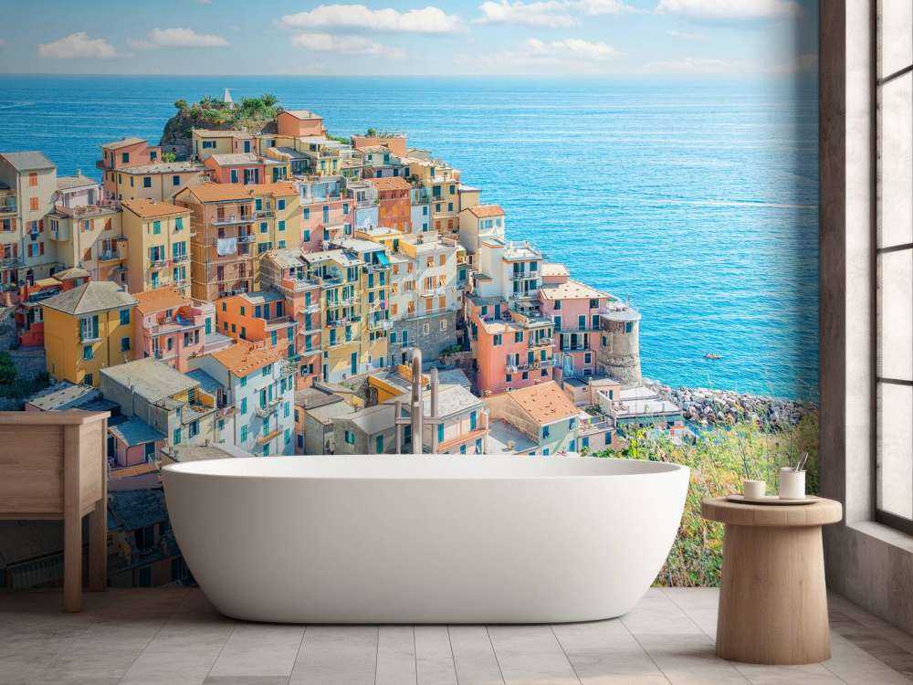 Côte pastel sous un ciel azur.