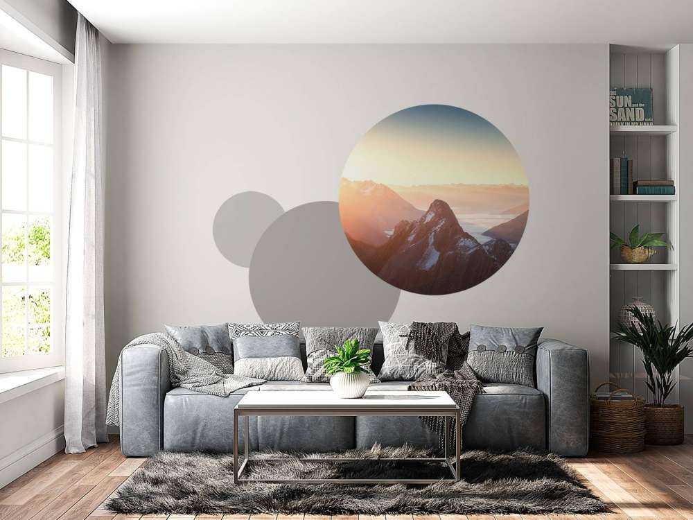 Lever de soleil au-dessus des silhouettes de montagne