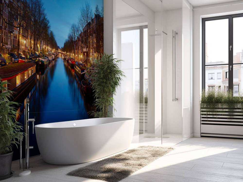 Bateaux fluviaux le long du canal illuminé