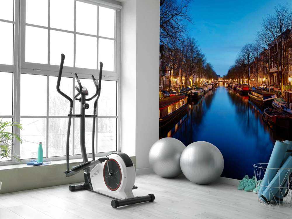 Bateaux fluviaux le long du canal illuminé