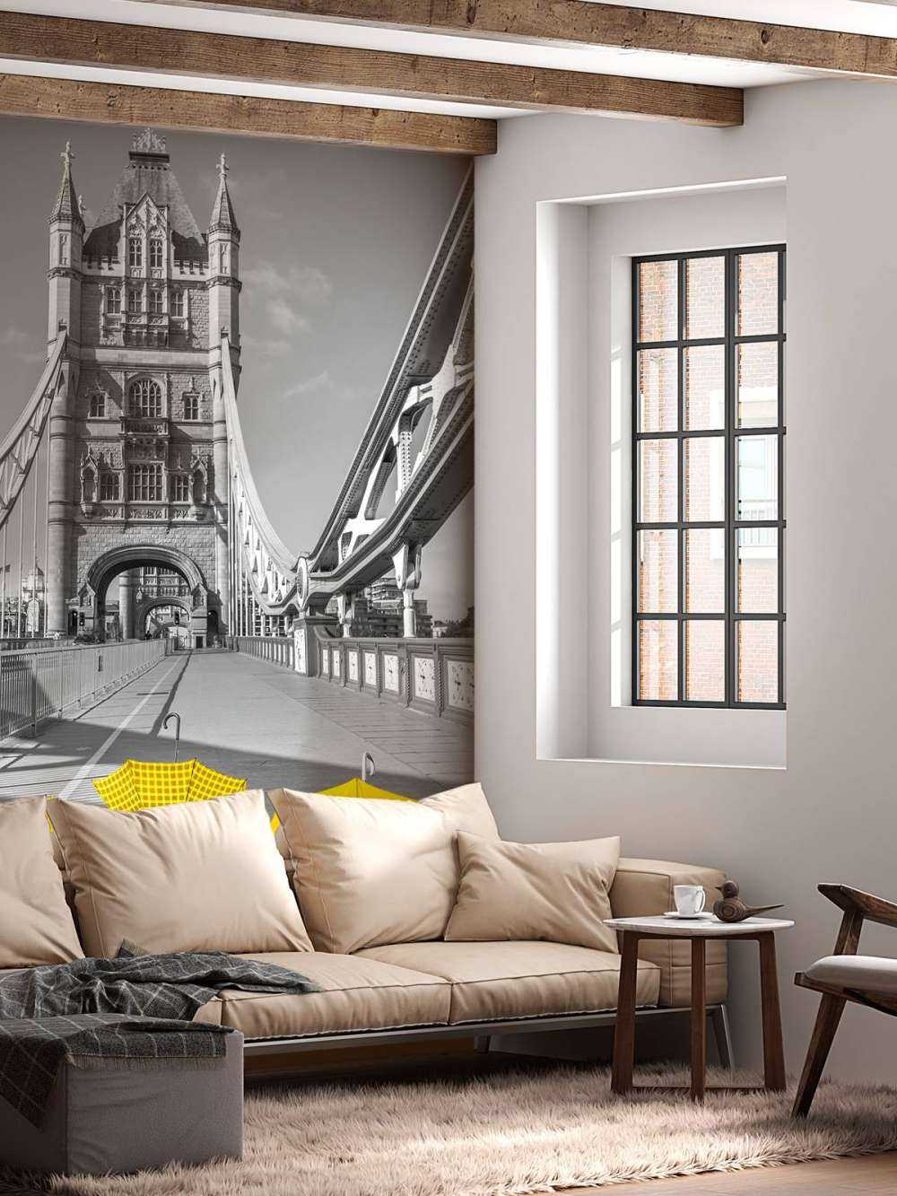 Parapluies jaunes sur le Tower bridge