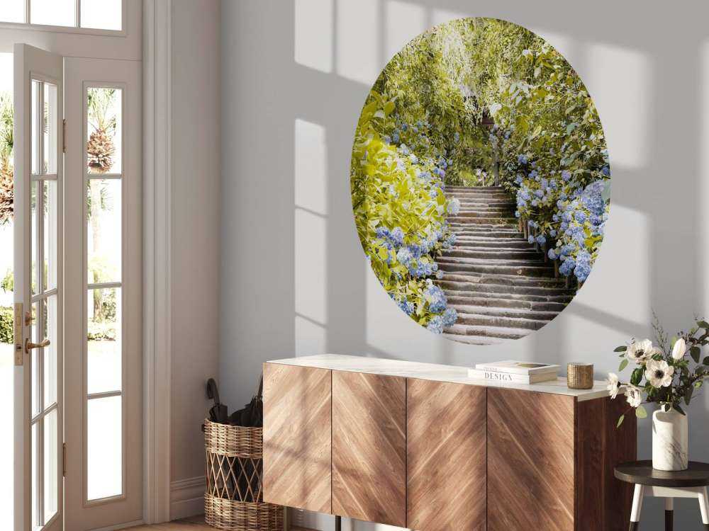 Fleurs bleues dans un parc