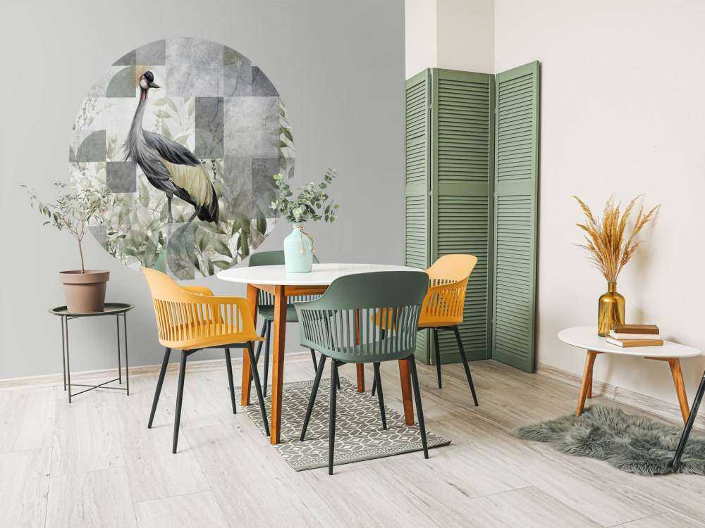 Grue parmi les feuilles