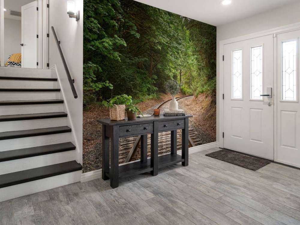 Ligne de chemin de fer à travers la forêt