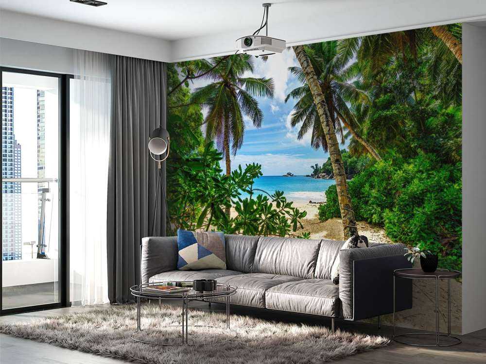 Plage entre les palmiers