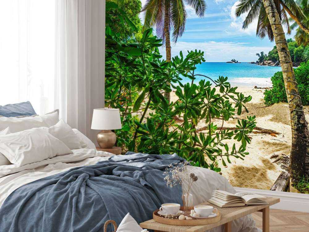 Plage entre les palmiers