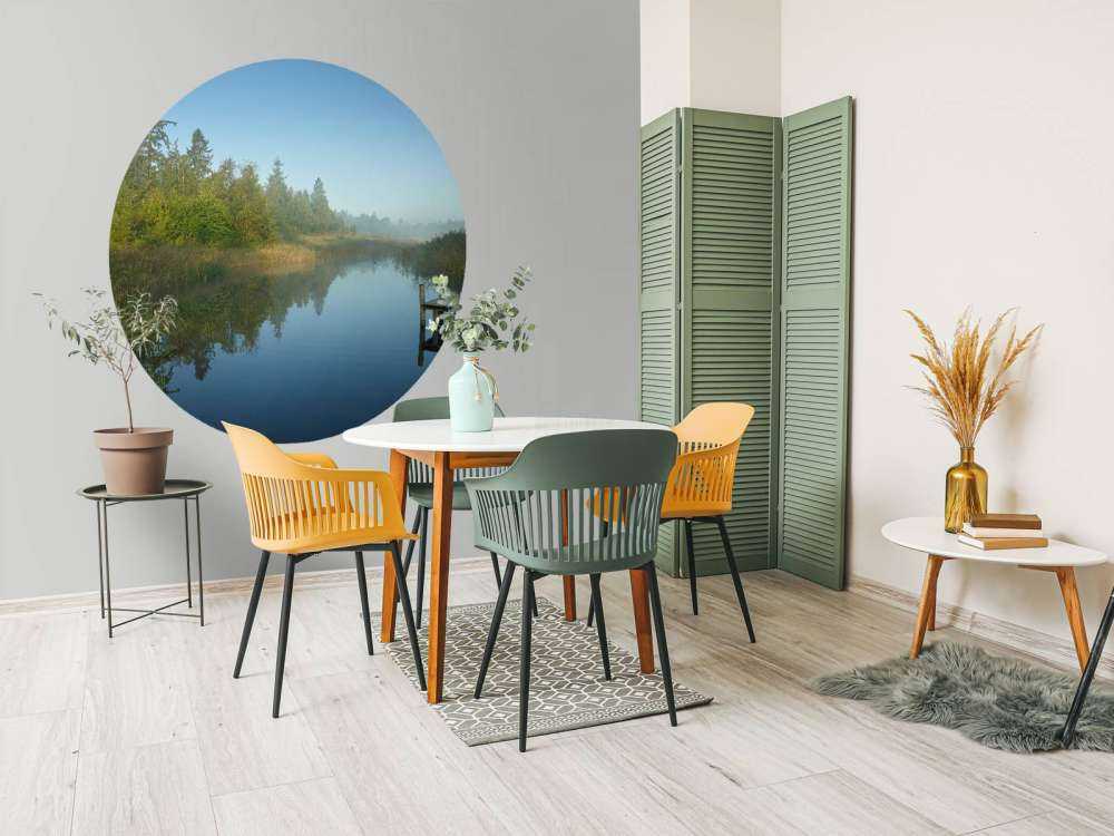 Echafaudages en bois dans la forêt