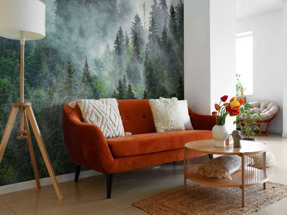 Paysage brumeux avec des arbres verts