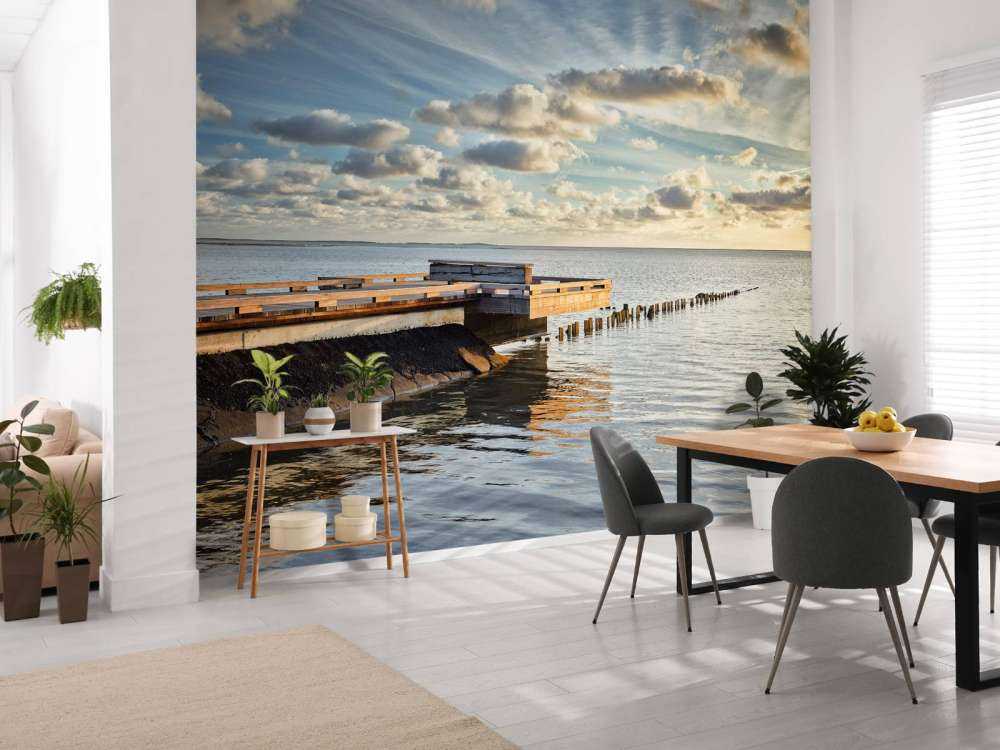 Jetée avec de beaux nuages