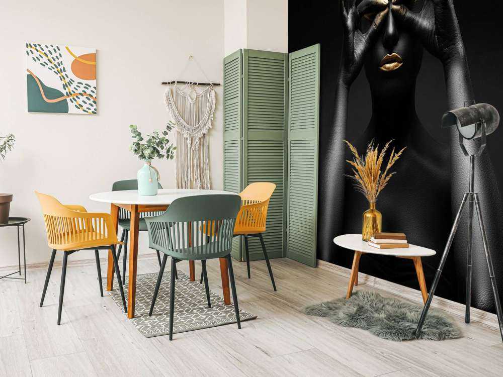 Femme peinte en noir