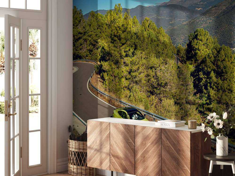 BMW vert lime sur route de montagne