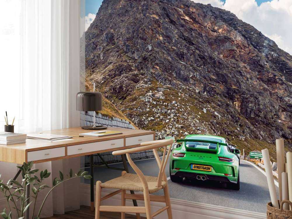 Bergpass avec voiture de sport
