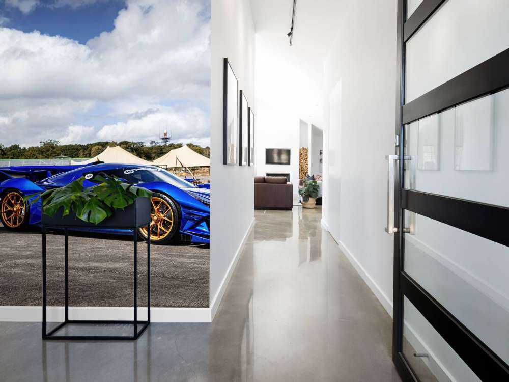 Supercar futuriste à l'aéroport