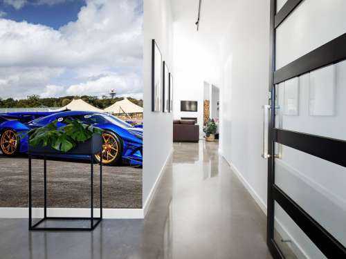 Supercar futuriste à l'aéroport