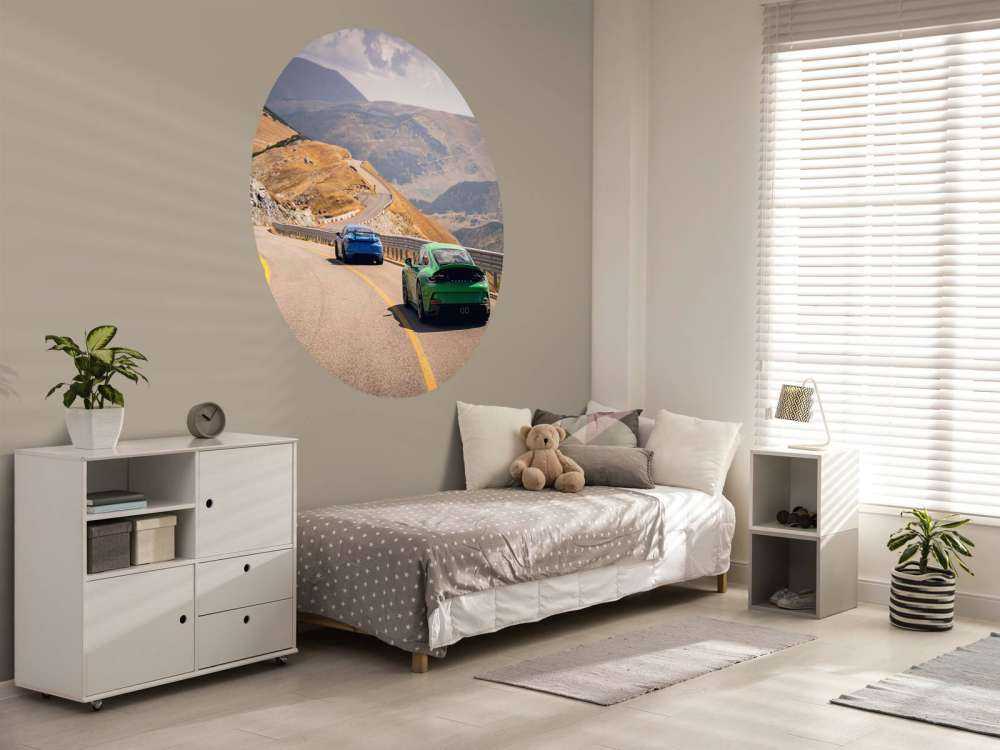 Route sinueuse à travers les montagnes