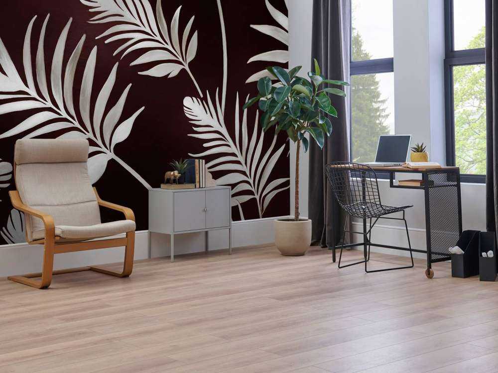 Feuilles dorées sur un bleu profond et sombre