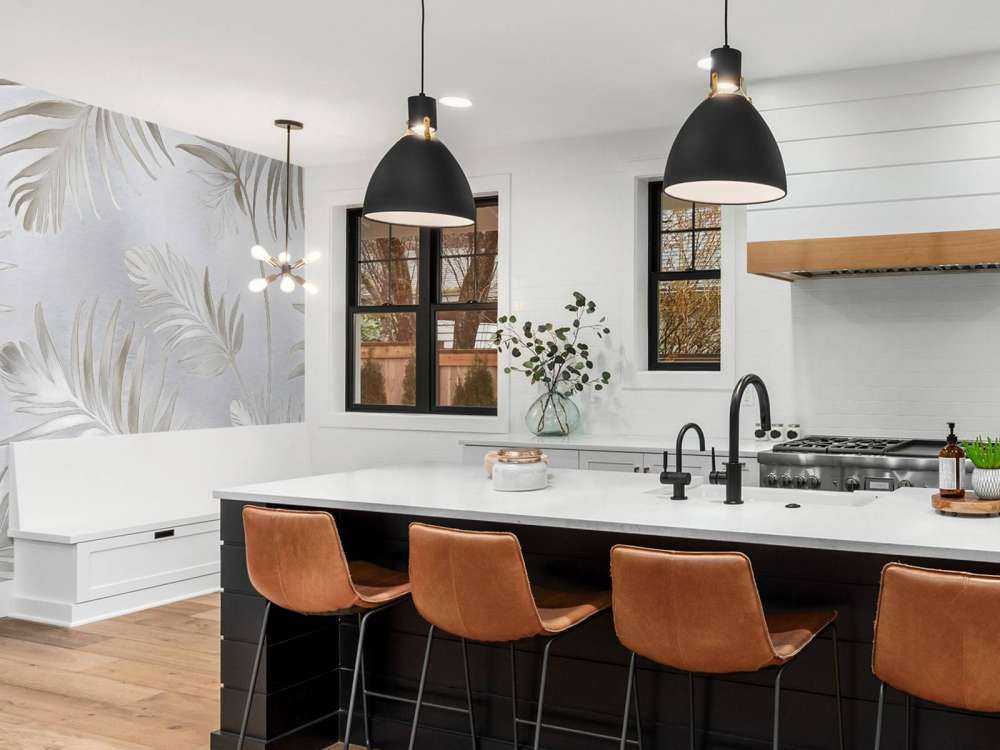 Feuilles dorées sur platine sombre