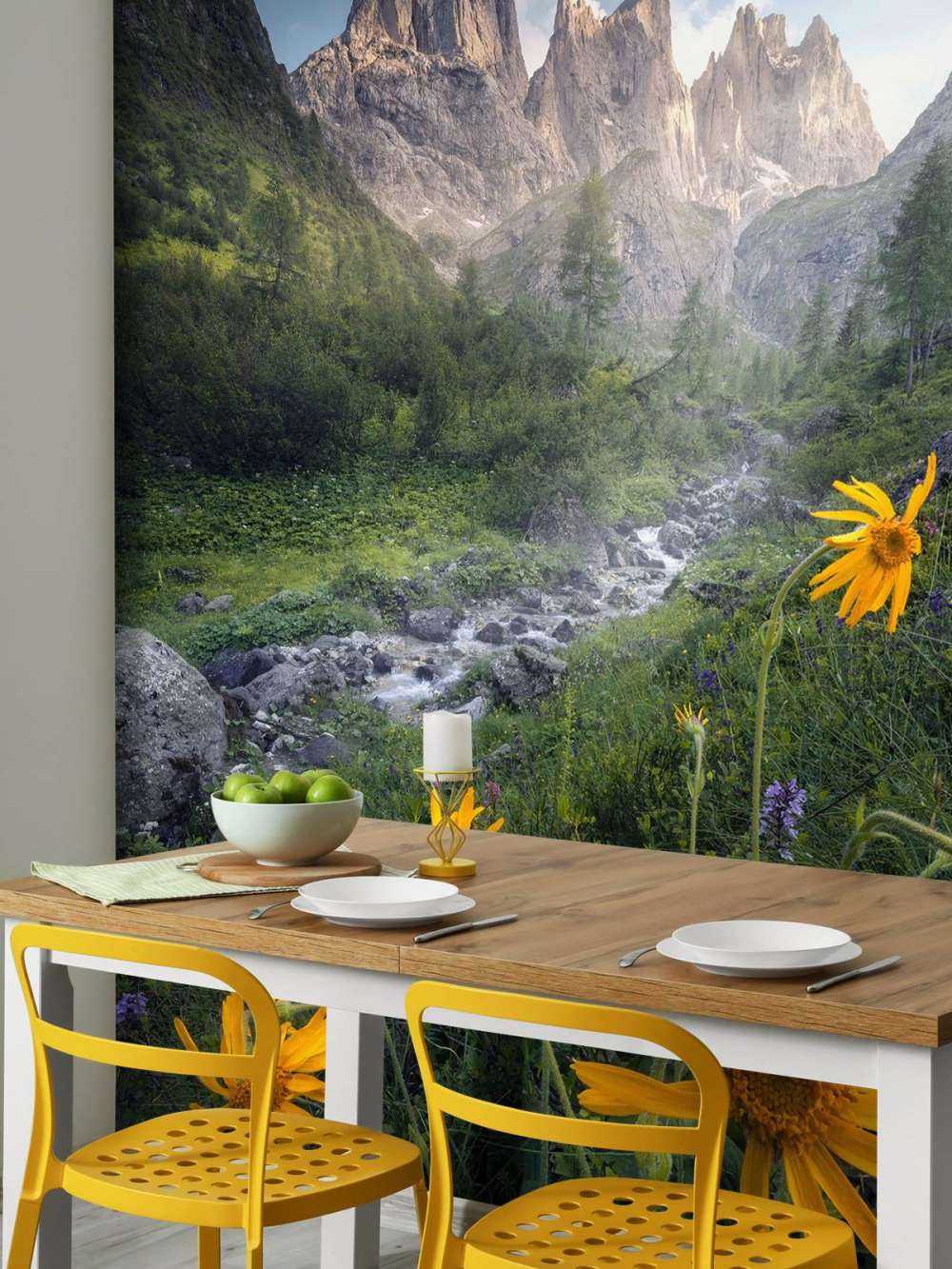 Fleurs alpines gelées dans la vallée de montagne