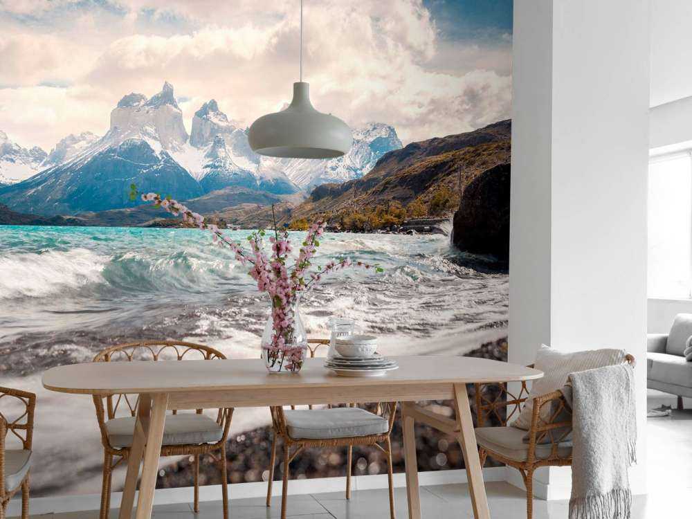 Lac de glacier clair avec des sommets de montagne