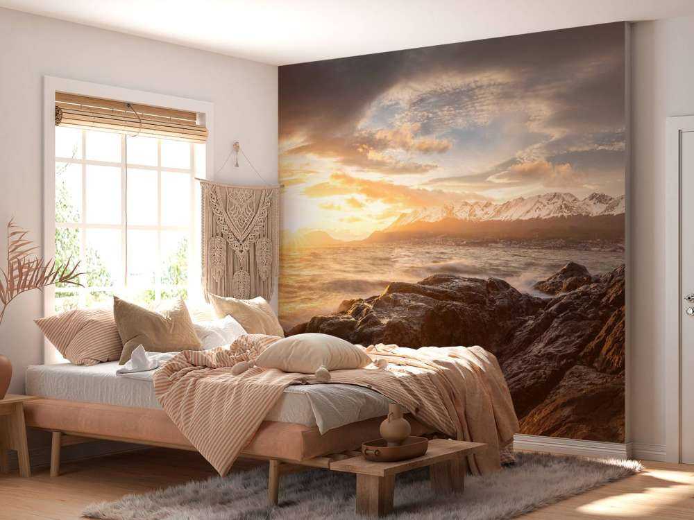 Coucher de soleil doré sur la côte montagneuse