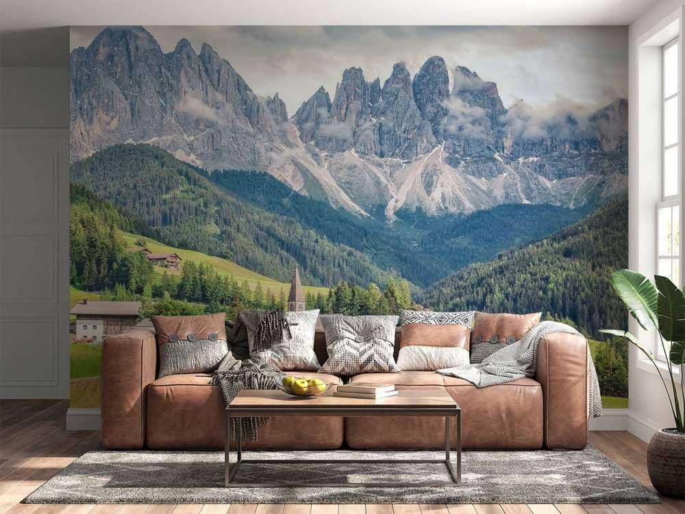 Village alpin dans une vallée verte