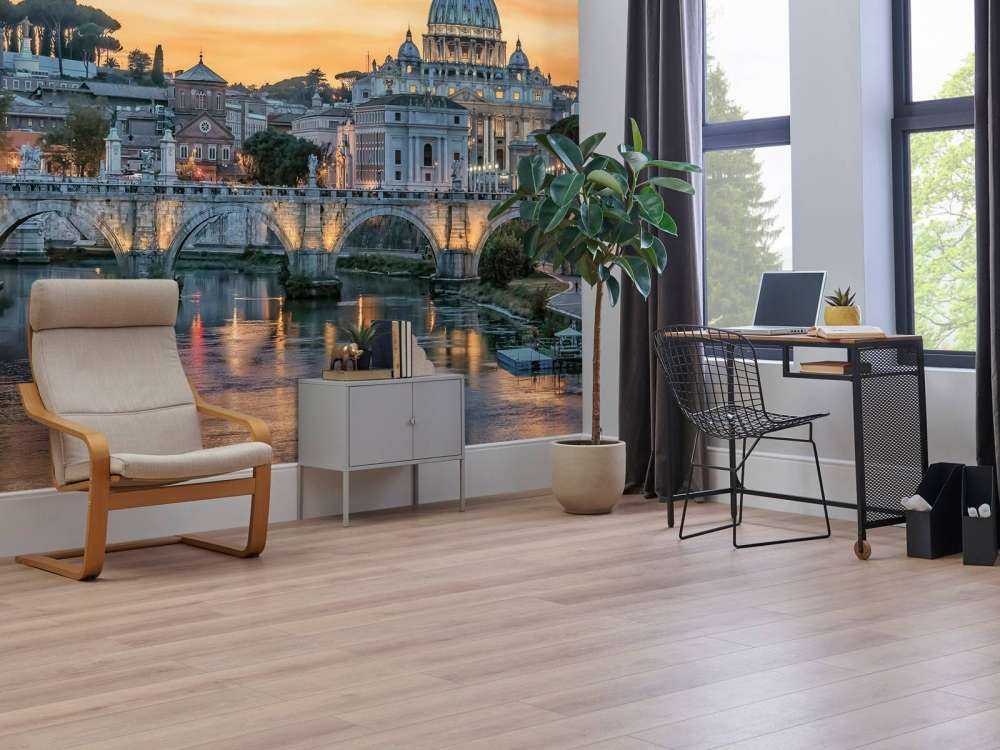 Lueur du soir sur la ville romaine aux dômes.