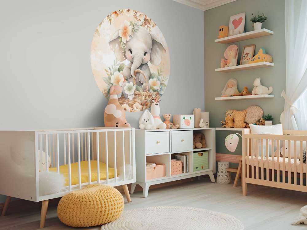 Éléphant ombragé dans un panier de fleurs