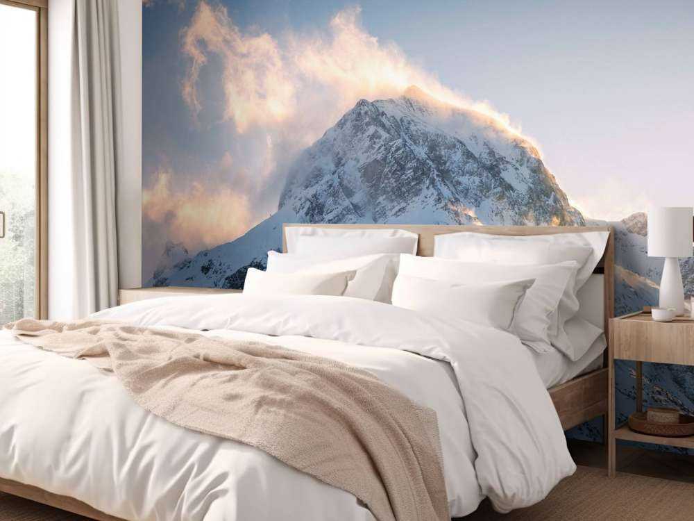 Sommet de montagne dans l'éclat du matin enflammé.