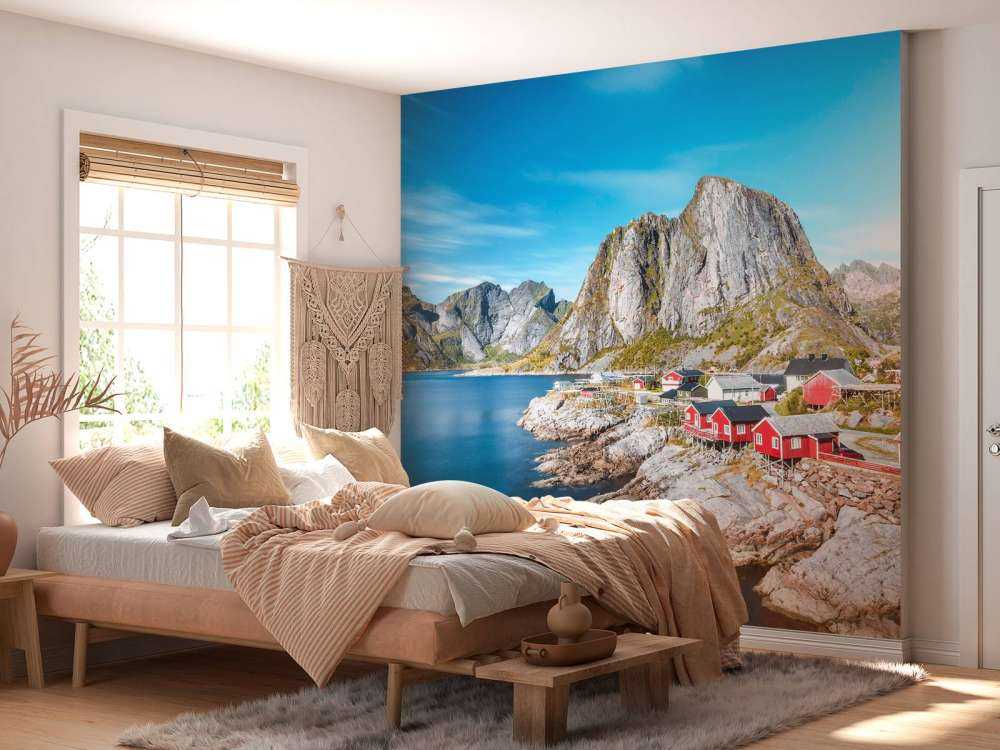 Maisons de pêcheurs rouges au fjord norvégien.