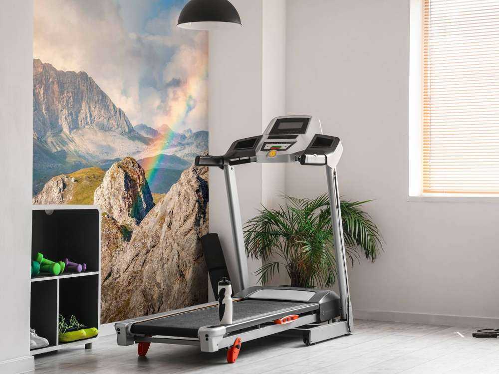 Lumière arc-en-ciel sur des montagnes sauvages.