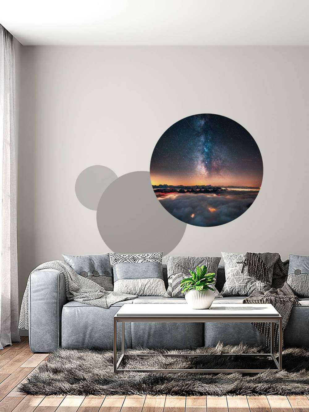 Voie lactée au-dessus de lambeaux de montagne nocturnes.