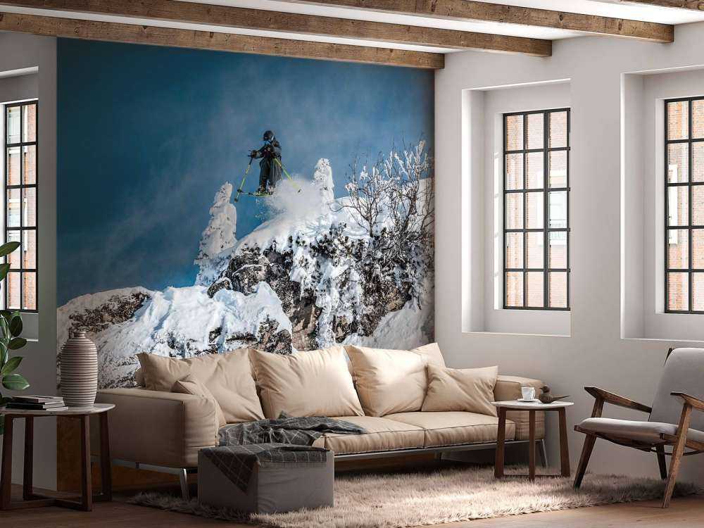 Freestyle skieur dans un monde montagneux enneigé.