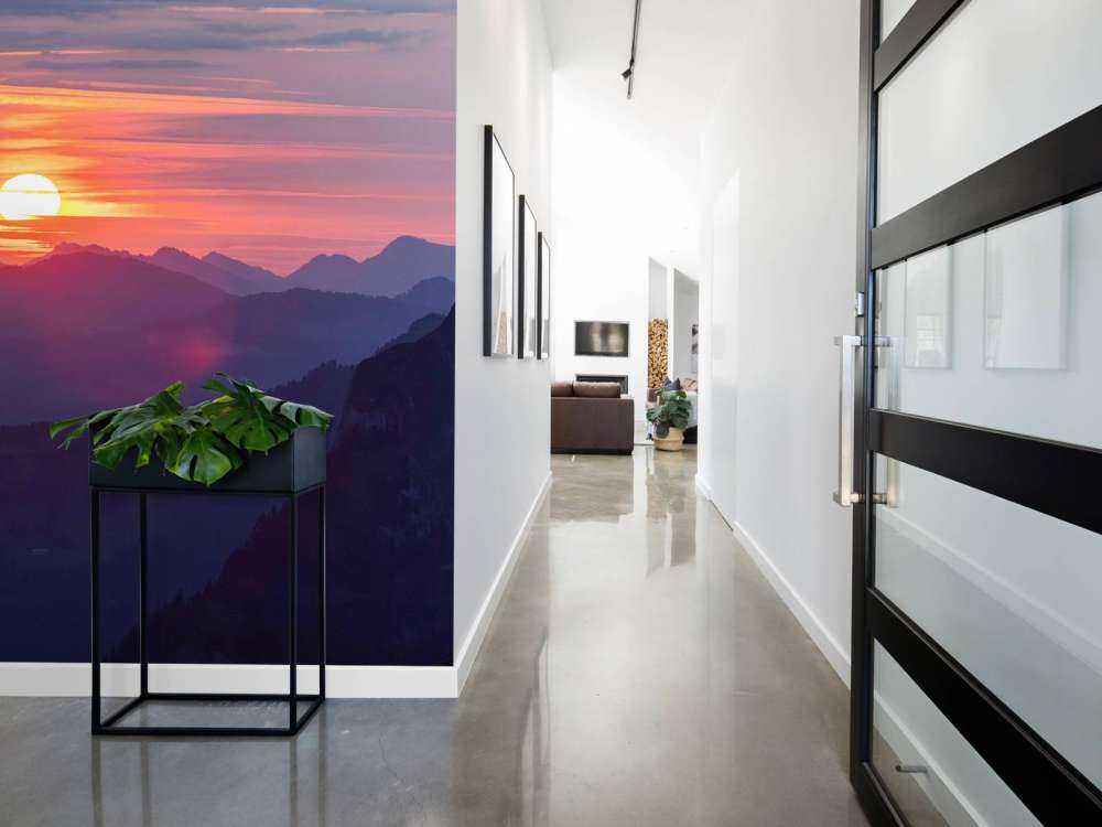Coucher de soleil au-dessus de couches de montagnes violettes.
