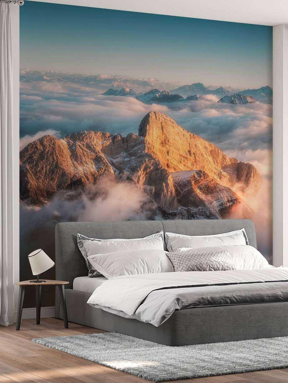 Sommet de montagne doré dans la brume du matin.