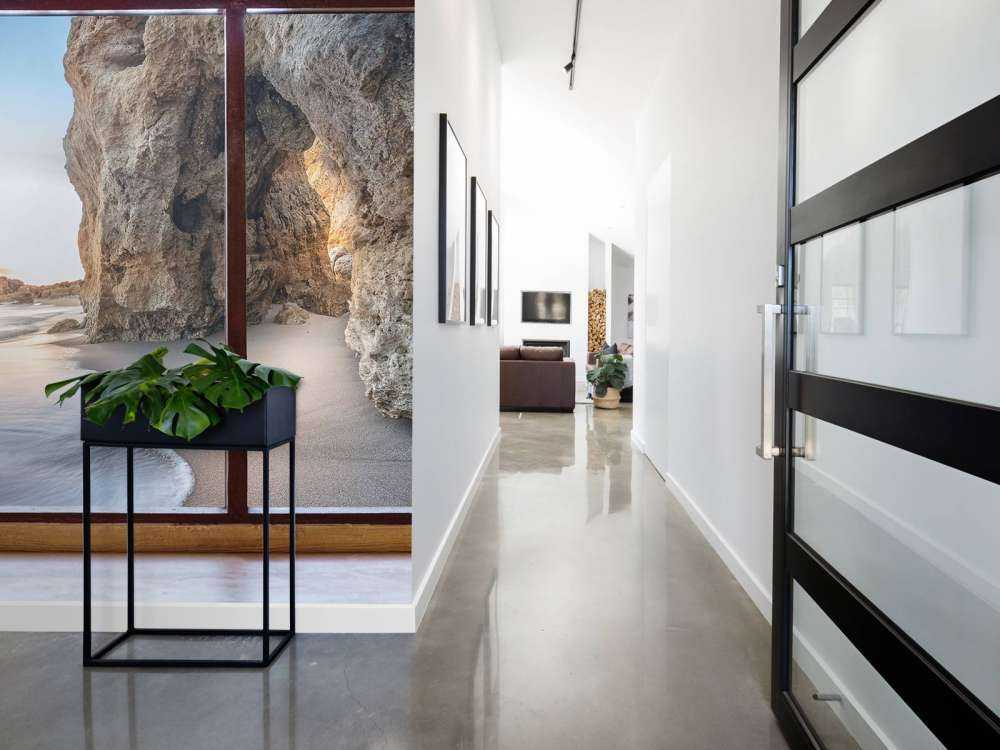 Vue sur la mer avec une crique rocheuse