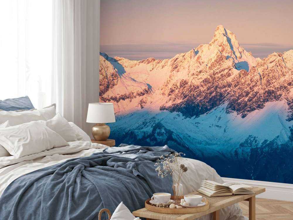 Lumière du soir sur les sommets enneigés.