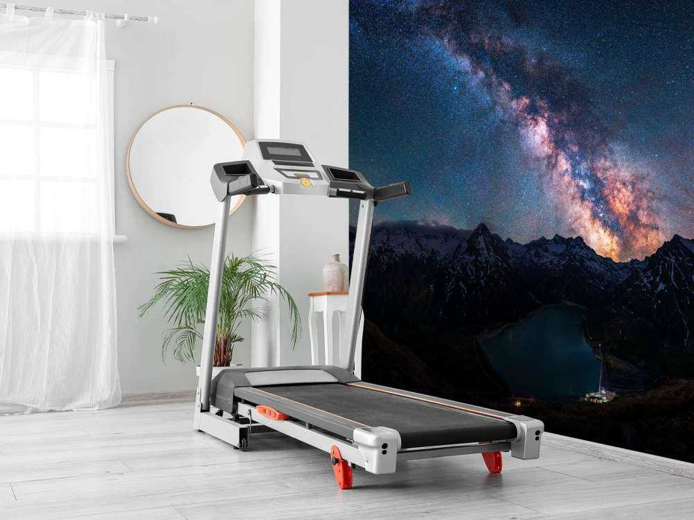 Voie lactée au-dessus du lac de montagne